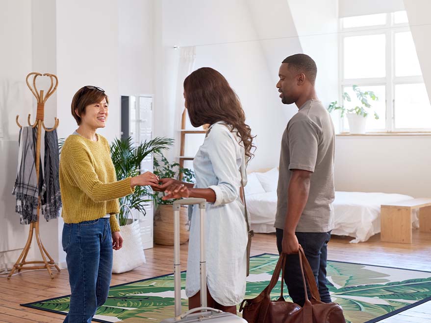 ilustrasi memberikan informasi kepada tamu