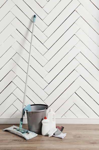 membersihkan dinding rumah