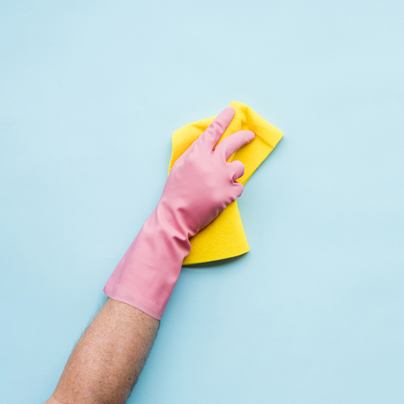 membersihkan dinding rumah