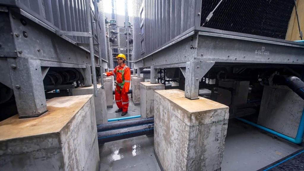 Proses pengecoran beton pada proyek konstruksi untuk memastikan mutu beton sesuai standar dan kekuatan struktur optimal.