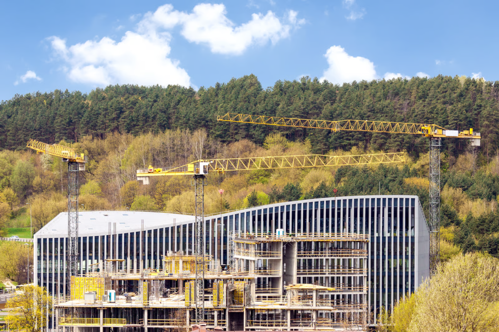 Proyek konstruksi ramah lingkungan dengan desain modern dan efisiensi energi.