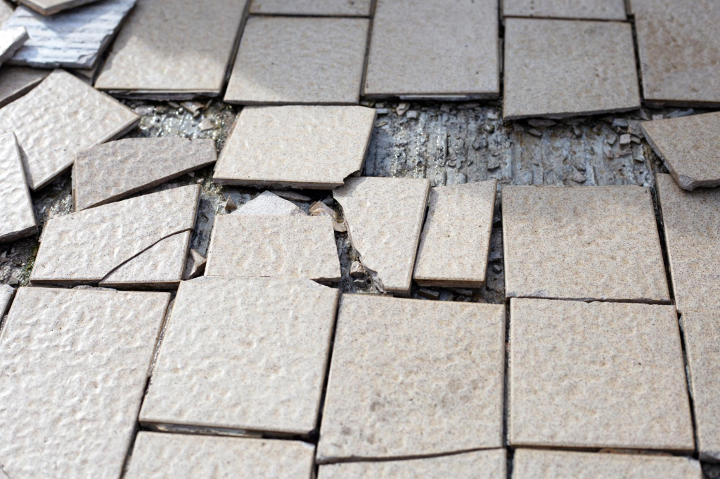 keramik teras retak akibat pemasangan yang salah