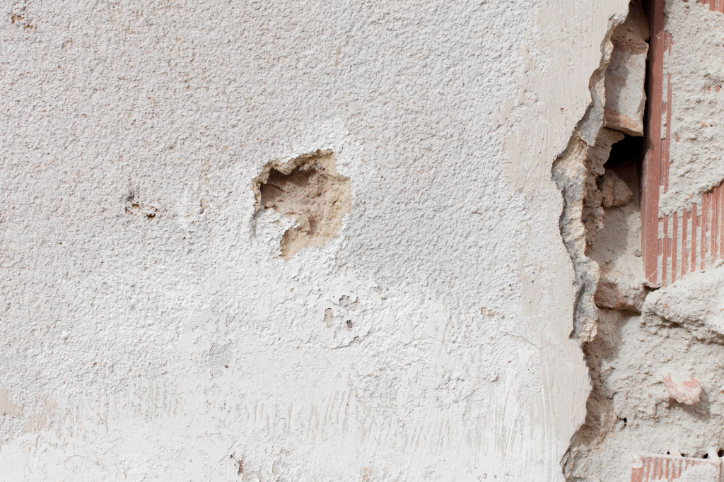 retakan besar pada dinding bangunan