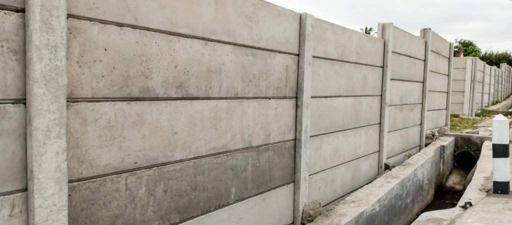 Penggunaan precast beton pada pagar panel dan elemen struktural rumah modern