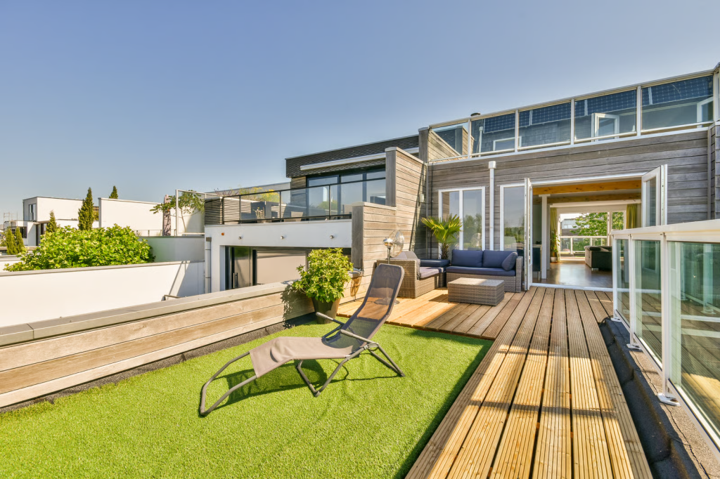 Rumah tingkat minimalis modern dengan rooftop santai untuk area keluarga