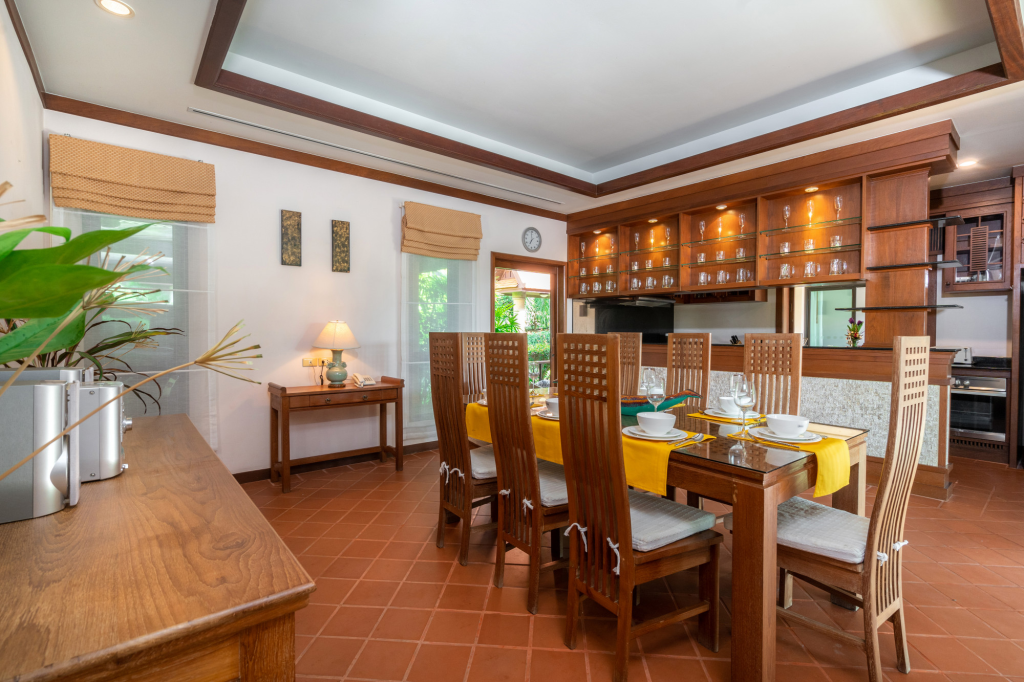 Interior rumah kayu minimalis modern dengan sentuhan kayu alami dan desain elegan