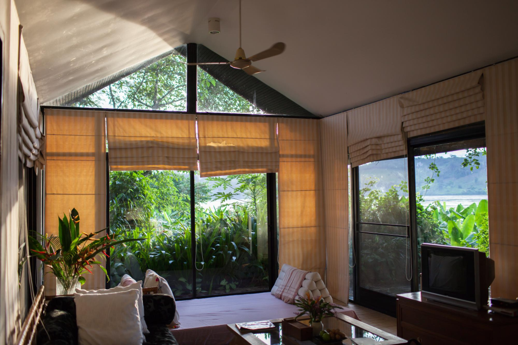 Rumah kayu minimalis bergaya tropis dengan ventilasi alami dan suasana sejuk