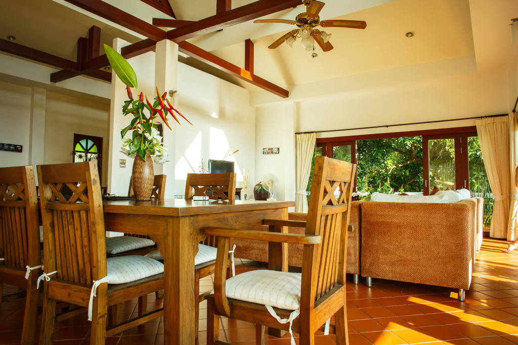 Rumah kayu minimalis dengan warna natural hangat dan desain elegan