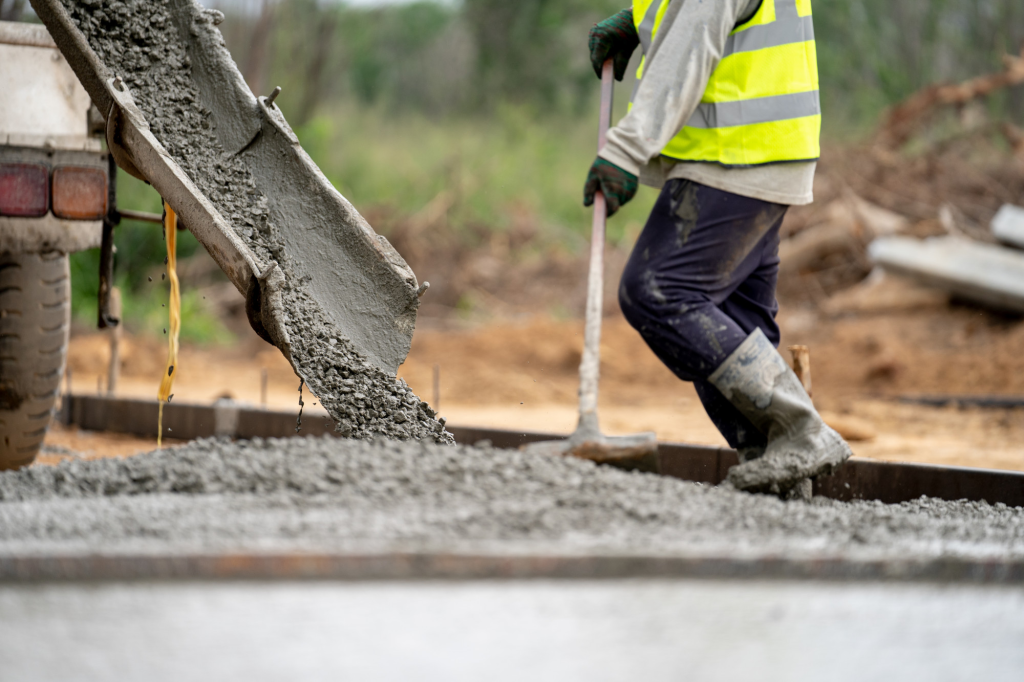 Proses pengecoran beton ready mix pada proyek konstruksi modern