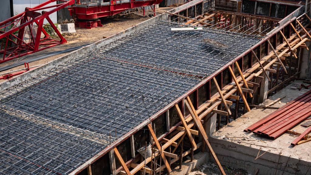 Beton decking dipasang pada rangkaian tulangan sebelum proses pengecoran