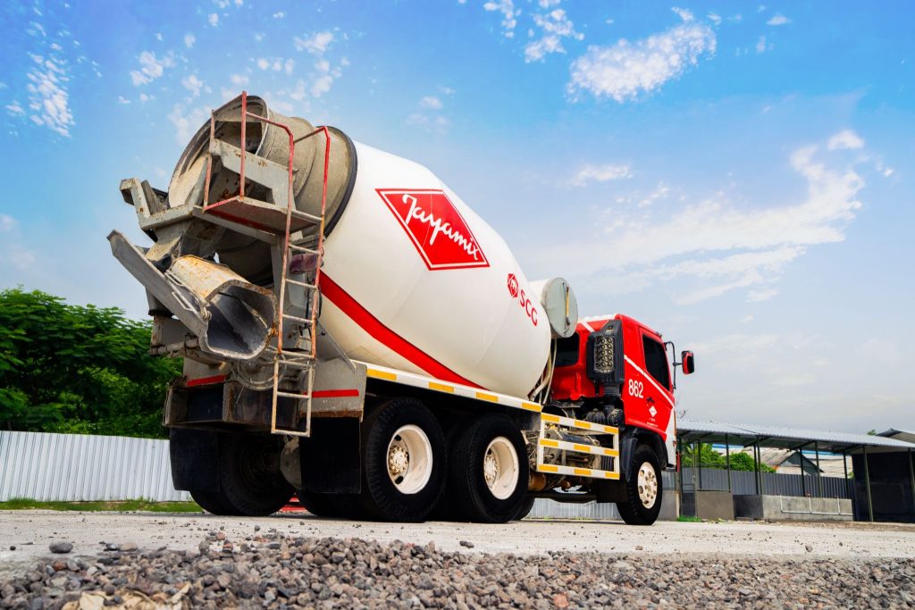 Keunggulan Menggunakan Truk Molen Dibandingkan Pengadukan Beton Manual