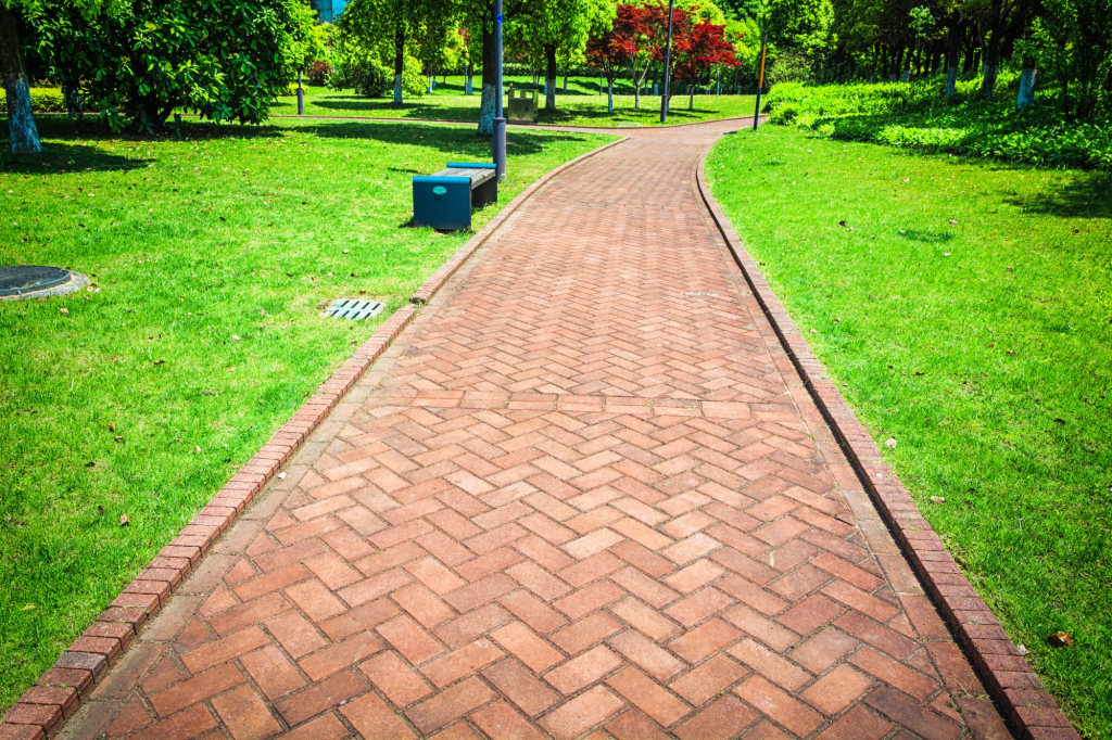 Jalur paving pada taman depan rumah