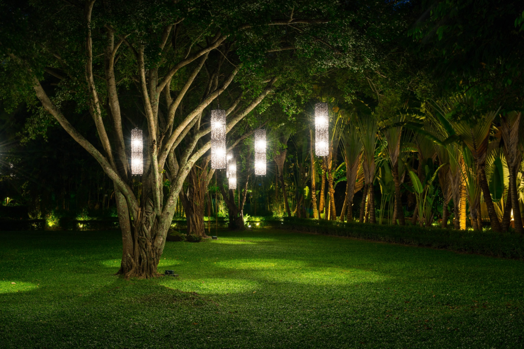 Taman minimalis dengan lampu outdoor