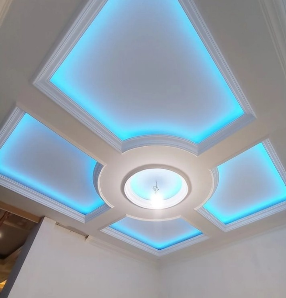 Plafon Minimalis dengan Skylight untuk Rumah Modern