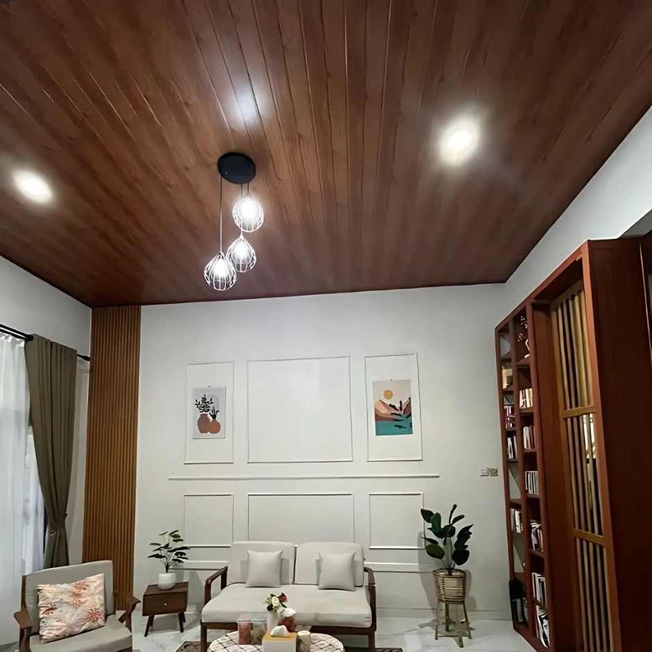 Plafon Kombinasi Kayu dan Lampu Hangat untuk Ruang Makan