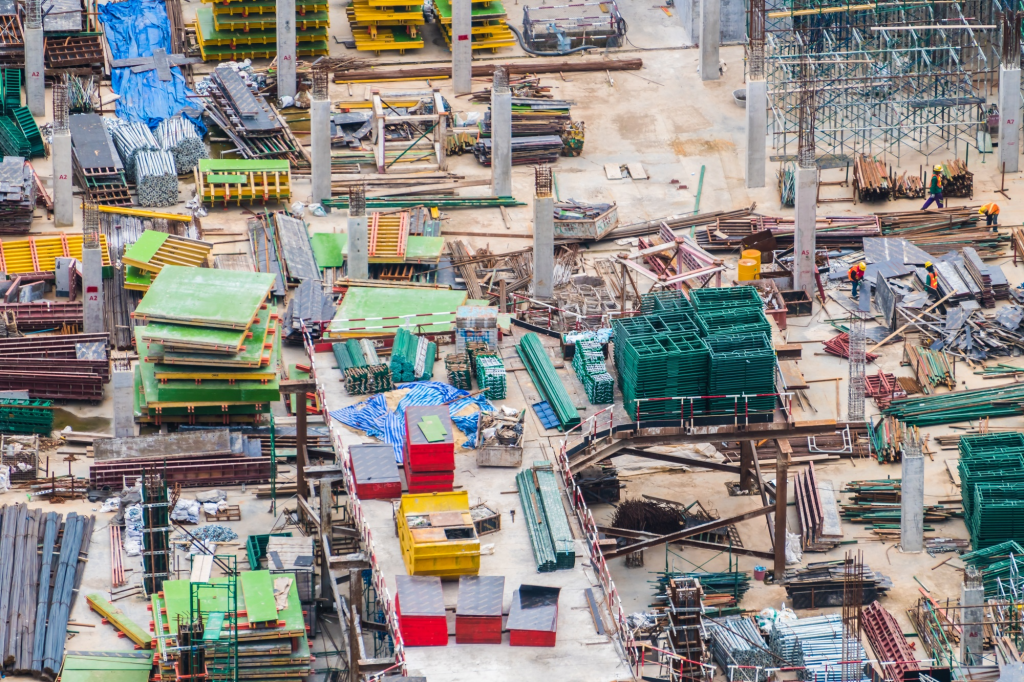 Proses pembangunan gedung yang sedang berlangsung menggunakan berbagai material konstruksi