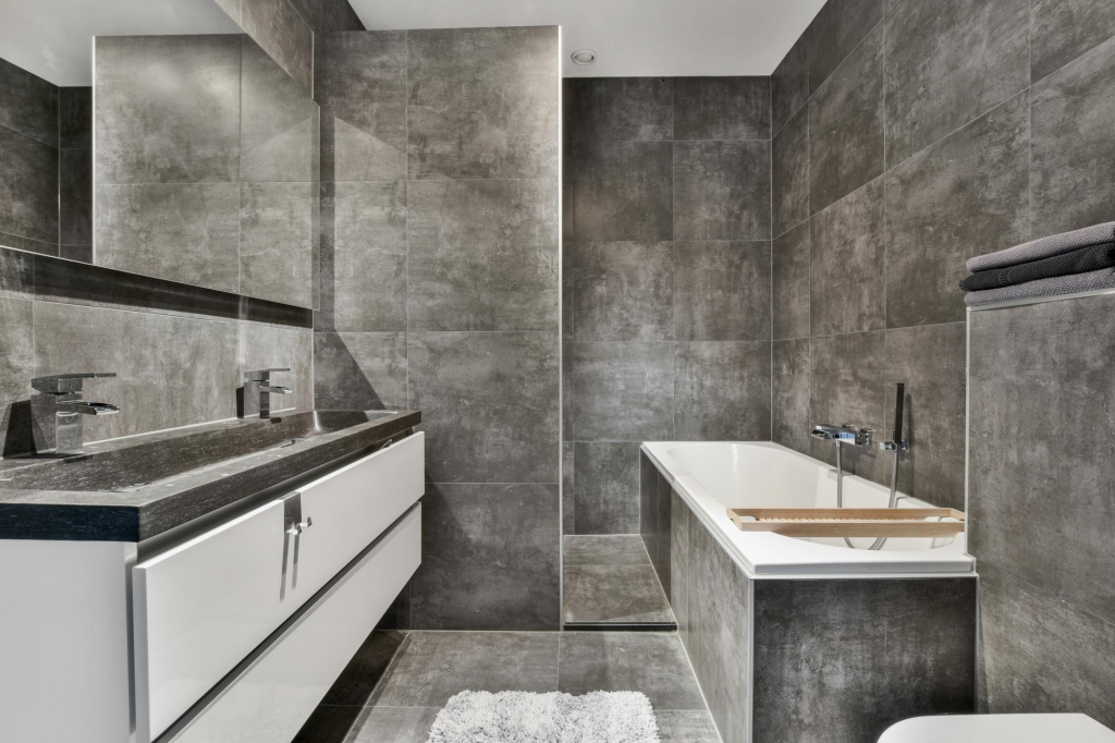 Keramik dinding kamar mandi concrete look bergaya industrial.