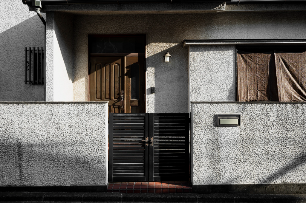 Rumah modern dengan motif tembok beton ekspos.