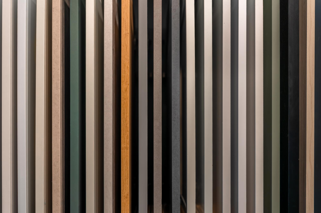 Motif garis vertikal pada dinding luar rumah.