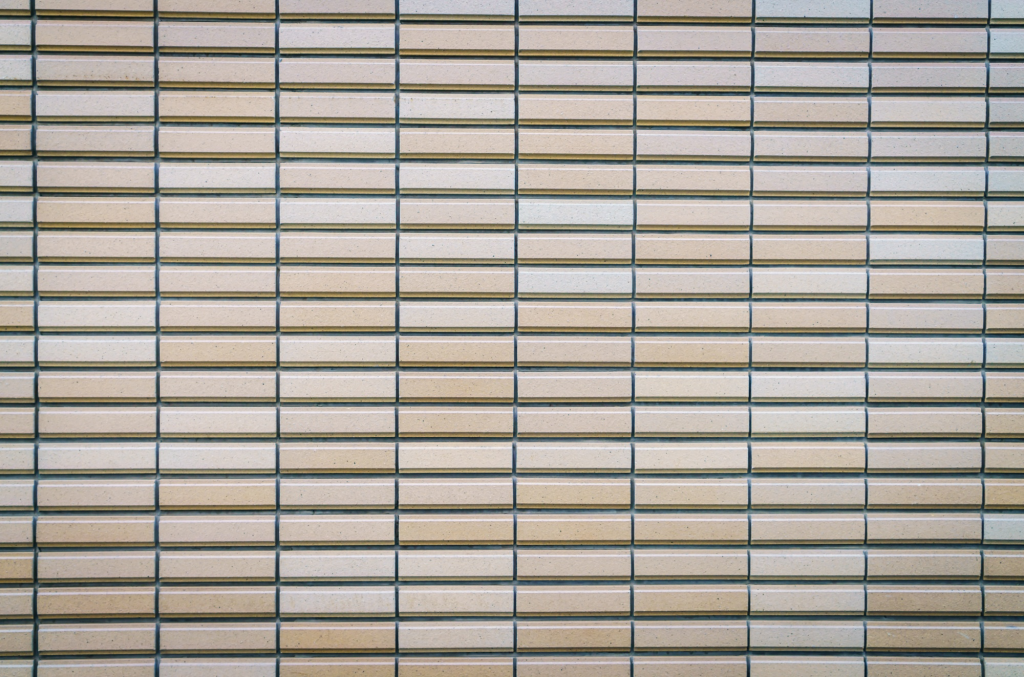 Motif garis horizontal pada fasad rumah minimalis.