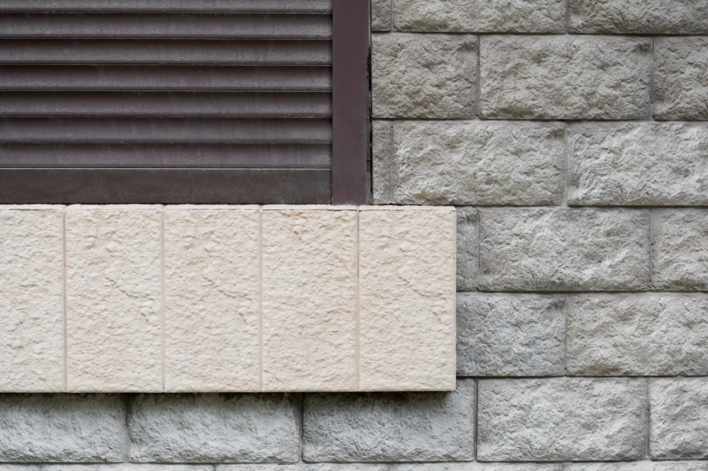 Motif natural stone look pada fasad rumah.