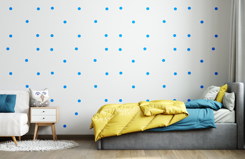 Motif polkadot minimalis pada dinding interior rumah