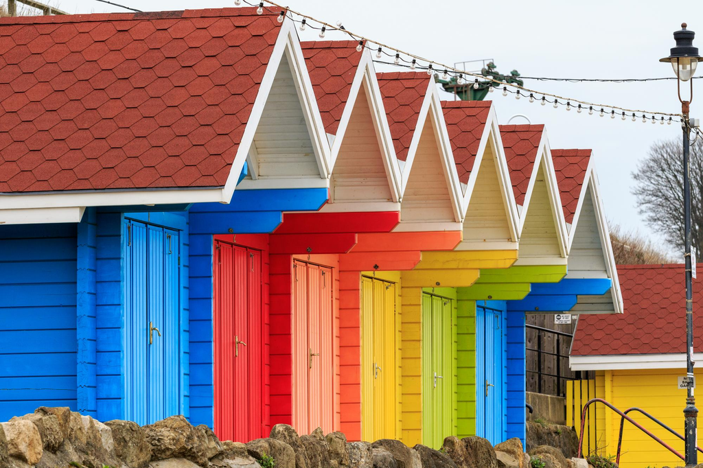 Pemilihan warna cat genteng yang disesuaikan dengan warna fasad rumah
