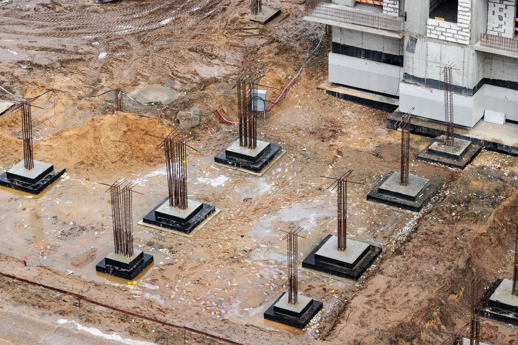 Proses pembuatan pondasi Strauss pile