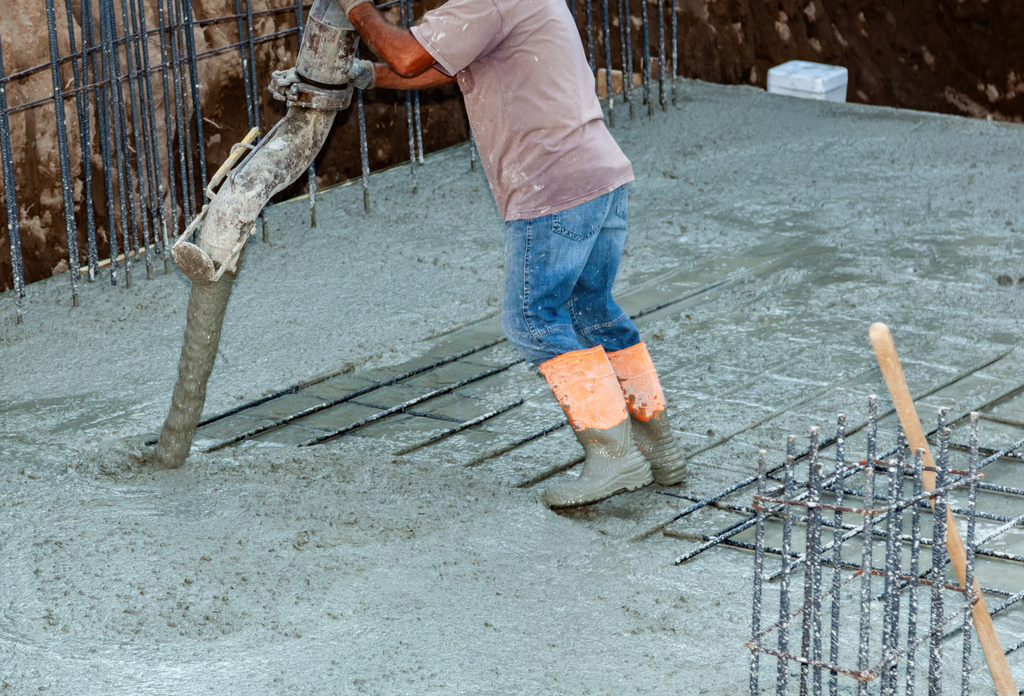 Proses pengecoran beton pada pondasi rumah