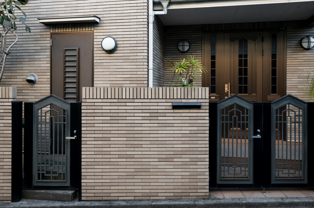 Tralis pagar minimalis dengan motif geometris