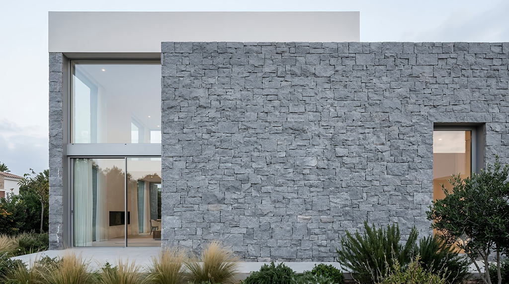Inspirasi dinding batu ekspos pada fasad rumah modern