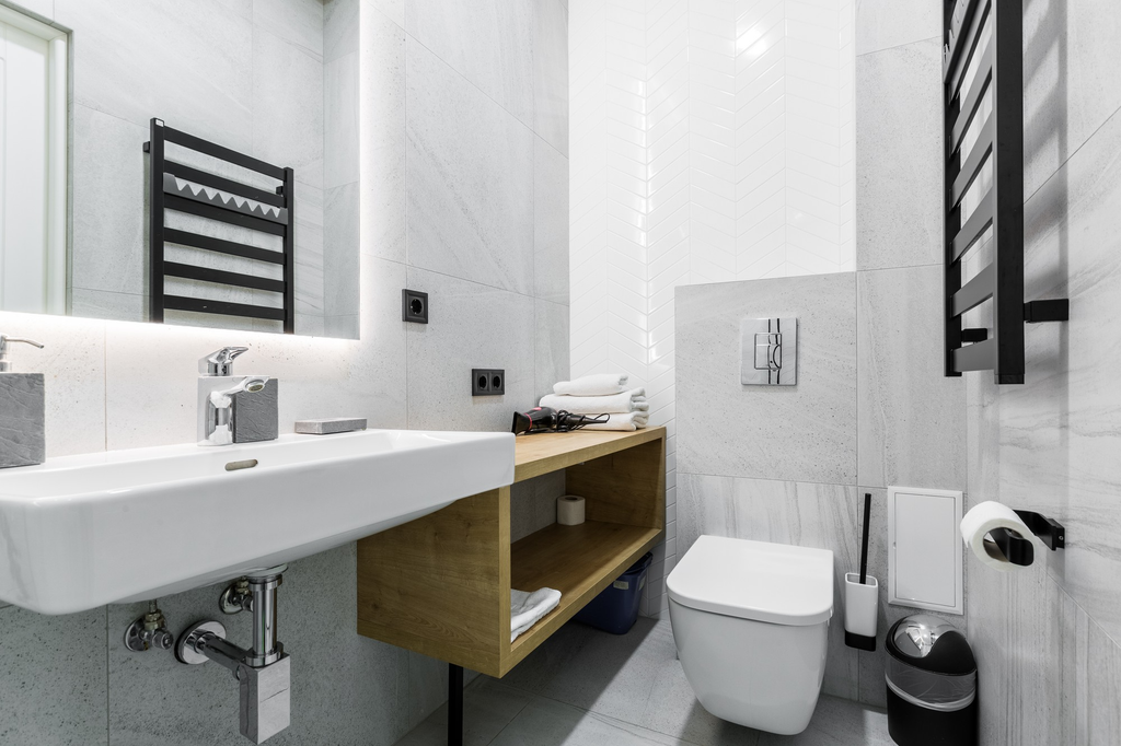 Wastafel sudut modern pada kamar mandi berukuran kecil
