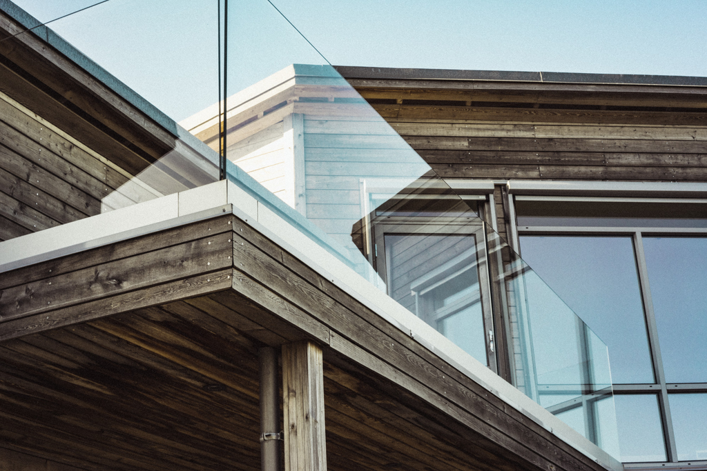 Balkon rumah minimalis modern dengan railing kaca transparan