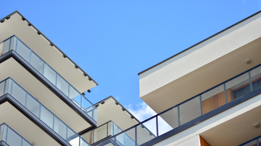 Balkon memanjang pada fasad rumah minimalis modern