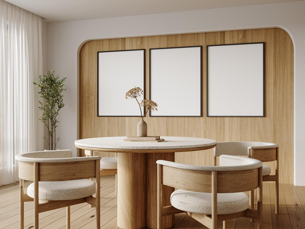 Desain meja makan minimalis dengan kombinasi rangka kayu natural dan permukaan keramik motif marmer.
