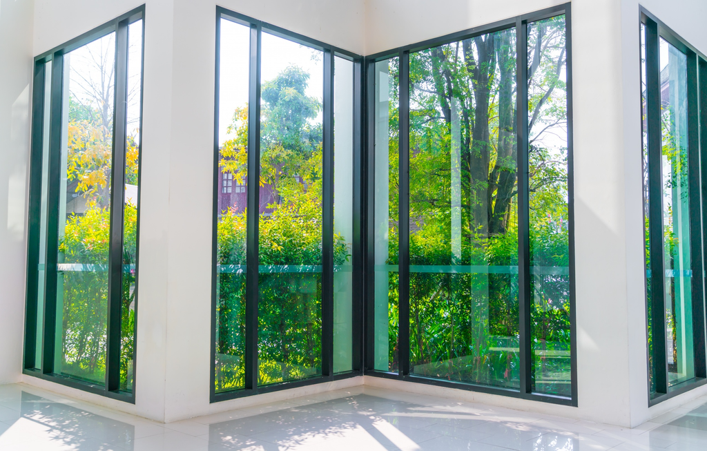 Desain jendela rumah minimalis yang menggabungkan kaca mati berukuran besar dengan panel jendela yang dapat dibuka.