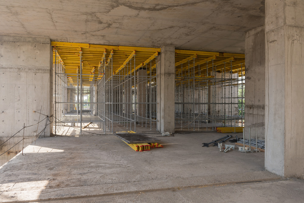 Material konstruksi semen dan beton untuk mendukung pembangunan dinding serta struktur bukaan jendela rumah.