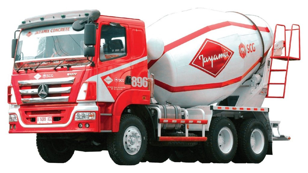 Truk mixer mengirimkan ready mix beton menuju lokasi proyek konstruksi untuk pekerjaan pengecoran.