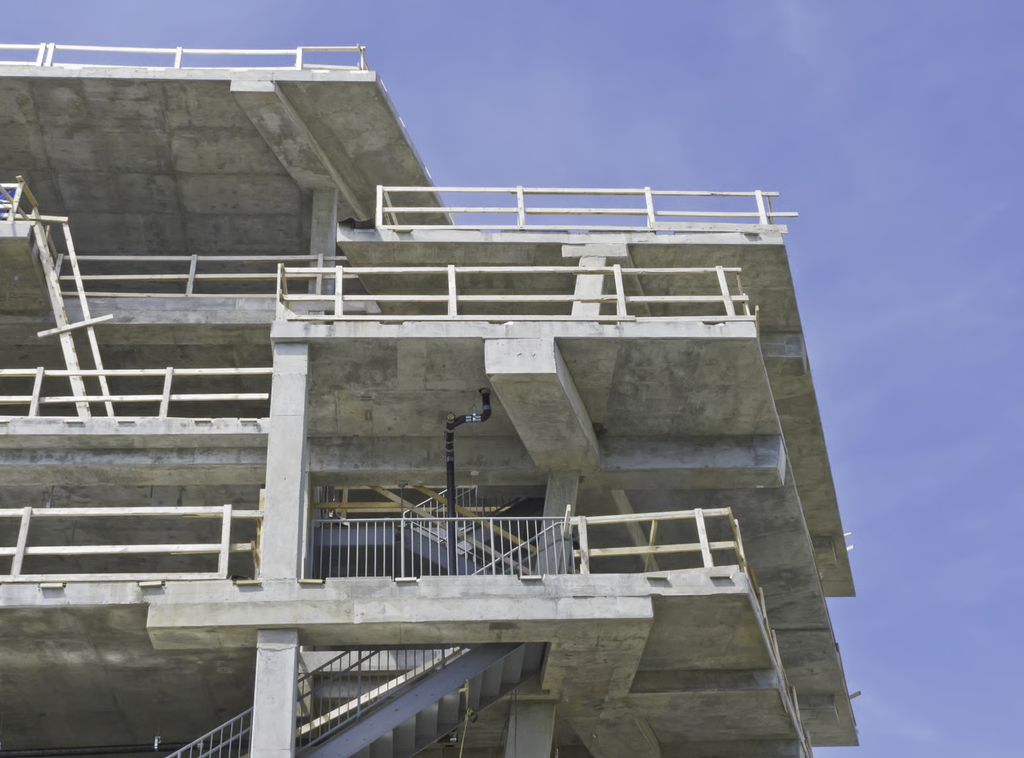 Struktur balkon beton bertulang pada rumah dua lantai sebagai bagian dari konstruksi penopang pagar balkon.