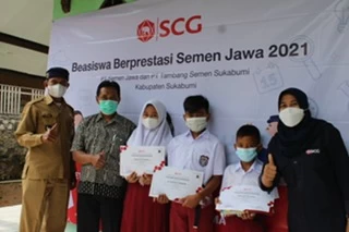 Penyerahan Beasiswa kepada 532 Pelajar dalam Program #PeduliBersama dari PT Semen Jawa dan PT Tambang Semen Sukabumi 2021