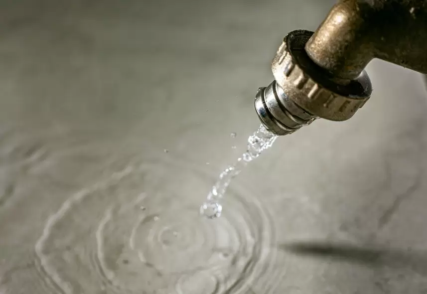 membersihkan toren air