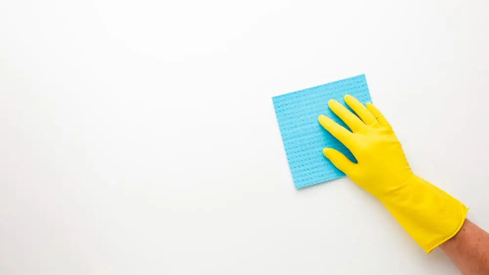 membersihkan dinding