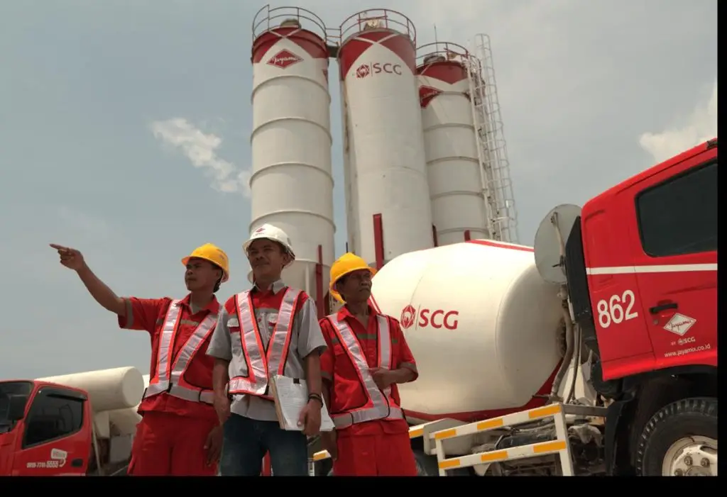 Proses pengecoran beton cor readymix menggunakan truk molen dari batching plant modern untuk memastikan kualitas readymix terdekat tetap segar dan kuat.